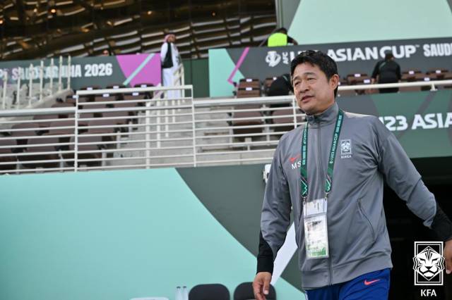 한국 대표팀의 이민성 감독이 20일 사우디아라비아에서 2026 AFC U-23 아시안컵 일본과의 4강전이 열리기 전 경기장에 입장하고 있다. 연합뉴스
