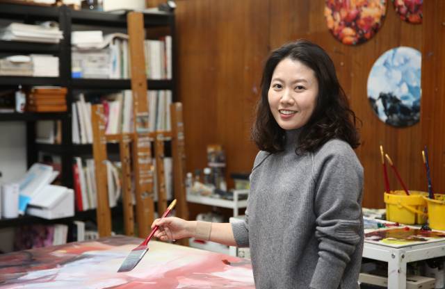 김현주 안계미술관 관장이 미술관 2층에 있는 자신의 작업실에서 포즈를 취하고 있다. 김도훈 기자