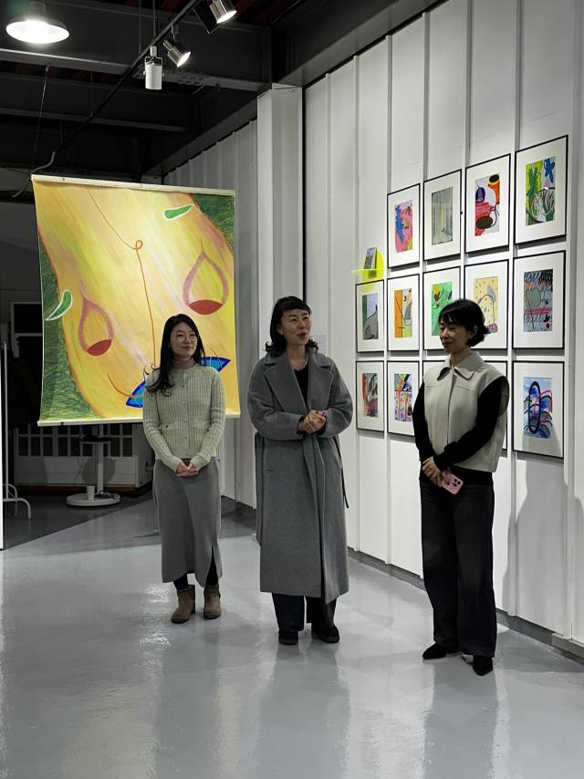 지난 9일 열린 Space Bv 개관 기획전 ‘말을 거는 그림들: The Whispering Canvas’ 전시 오프닝에서 나란히 인사하는 작가와 기획자 모습. 왼쪽부터 임현정 작가, 이정윤 전시 기획자, 이진희 작가 모습. 김은영 기자 key66@