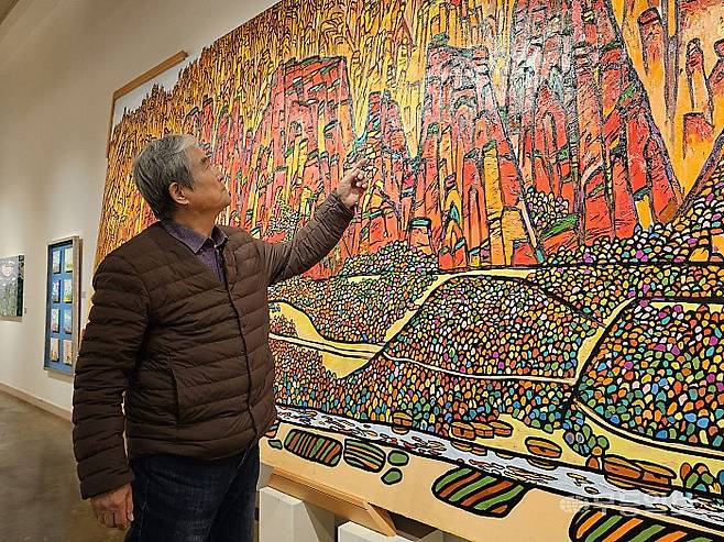 19일 오전 노의웅 화백이 광주 남구 양과동 '노의웅 미술관'에 전시된 '금강산의 향연'을 소개하고 있다. 강주비 기자