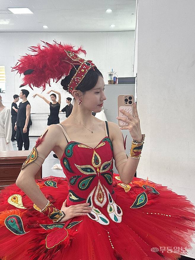'불새' 무대 의상을 착용하고 있는 공유민 광주시립발레단원