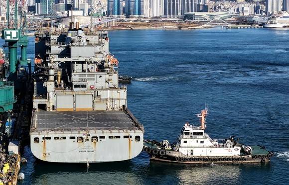 HJ중공업 영도조선소에 입항한 'USNS 아멜리아 에어하트'함 [출처=HJ중공업]