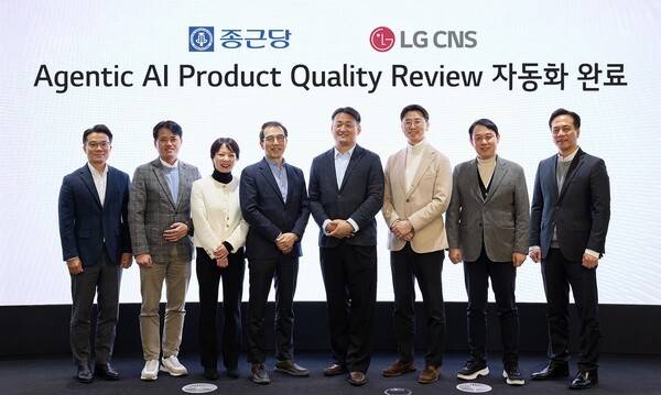LG CNS AI클라우드사업부장 김태훈 부사장(오른쪽에서 4번째), 화학/전지사업부장 장민용 상무(오른쪽에서 3번째)가 종근당 관계자들과 함께 기념사진을 촬영하고 있는 모습. [출처=LG CNS]