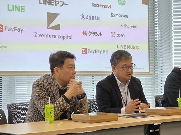 (왼쪽부터)임정욱 스타트업얼라이언스 대표와 황인준 ZVC 대표가 20일 일본 도쿄에 위치한 ZVC 본사에서 기자간담회를 열고 일본 AI 시장 동향에 대해 설명하고 있다. /사진=이수영 기자