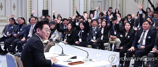 이재명 대통령이 21일 청와대 영빈관에서 열린 신년기자회견에서 취재진의 질문을 받고 있다.(출처=연합뉴스)