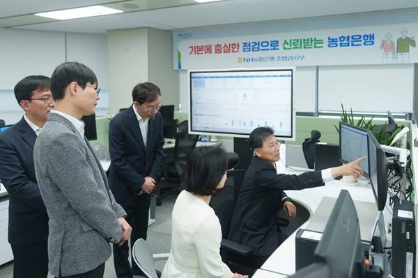 강태영 NH농협은행장이 서울시 중구 소재의 NH농협은행 광화문금융센터에서 시재검사를 하고 있다. /NH농협은행 제공&nbsp;