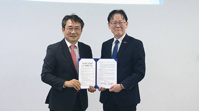 오연근 이데일리씨앤비 경영총괄(상무)과 정광천 이노비즈협회 회장이 신규 서비스 제공을 위한 업무협약을 체결한 후 기념촬영을 하고 있다.