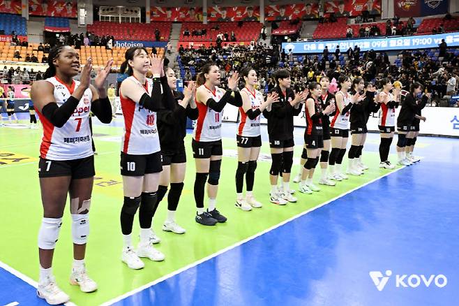 '조이 31득점' 페퍼저축은행, 갈 길 바쁜 현대건설 제압