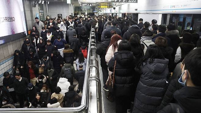 서울 지하철 3,4호선 충무로역이 출근길 시민들로 붐비고 있다. (사진=연합뉴스)