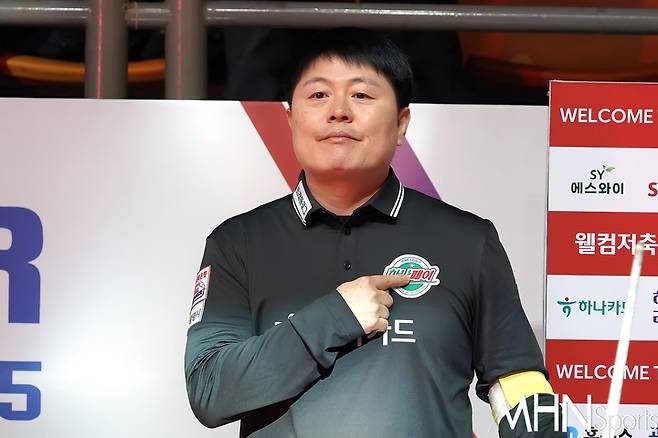 캡틴 김병호 '큐스쿨 면제 기원' 장타 작렬...하나카드, 정상까지 단 한 발짝