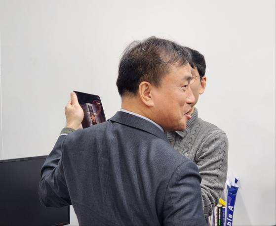 김종철 방송미디어통신위원장이 미디어 스타트업 '태나다'의 기술을 직접 시연하고 있다. 노진호 기자