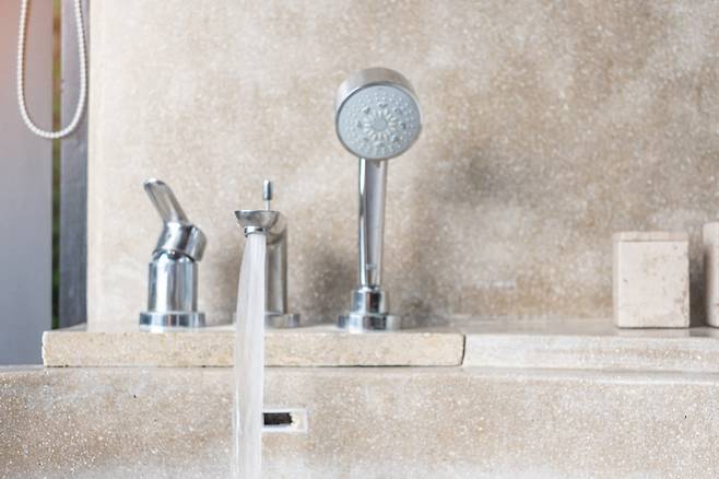 오래된 핸드크림은 끈적이는 스티커를 제거하는 데 유용하다. 린스는 샤워기와 수전 등의 물때를 제거하고 코팅하는 역할을 한다.  사진=게티이미지뱅크