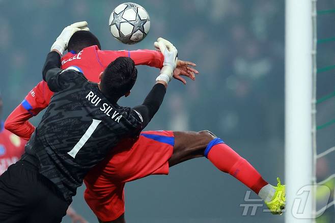 PSG(빨간색 유니폼)는 21일(한국시간) 열린 2025-26 UEFA 챔피언스리그 리그 페이즈 7차전에서 스포르팅 CP에 1-2로 졌다. ⓒ AFP=뉴스1