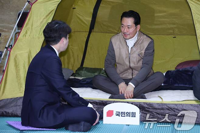 장동혁 국민의힘 대표가 21일 서울 여의도 국회 로텐더홀에 마련된 단식 농성장에서 이준석 개혁신당 대표를 만나고 있다. 2026.1.21/뉴스1 ⓒ News1 신웅수 기자
