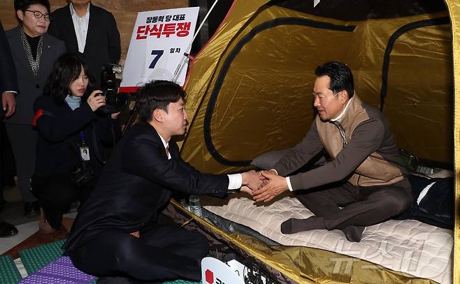 이준석 개혁신당 대표가 21일 서울 여의도 국회 로텐더홀에서 단식투쟁 일주일째를 맞은 장동혁 국민의힘 대표의 농성장을 찾아 대화를 하고 있다. (공동취재) 2026.1.21/뉴스1 ⓒ News1 신웅수 기자