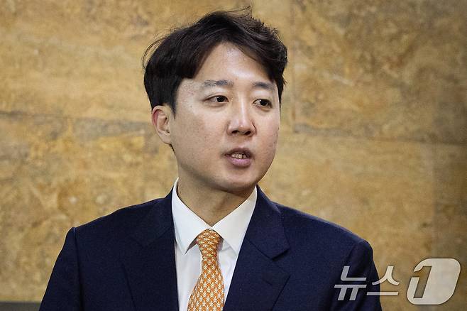 이준석 개혁신당 대표가 21일 서울 여의도 국회에서 단식농성 중인 장동혁 국민의힘 대표와 만난 후 취재진 질문에 답하고 있다. 2026.1.21/뉴스1 ⓒ News1 유승관 기자