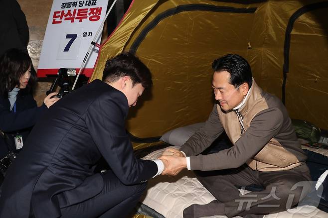 이준석 개혁신당 대표가 21일 서울 여의도 국회 로텐더홀에서 단식투쟁 일주일째를 맞은 장동혁 국민의힘 대표의 농성장을 찾아 대화를 하고 있다. (공동취재) 2026.1.21/뉴스1 ⓒ News1 신웅수 기자