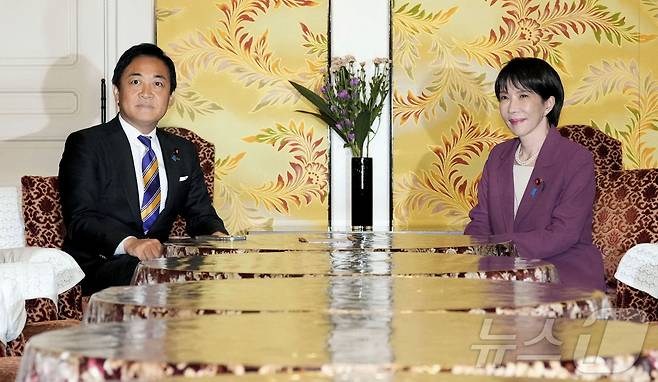 다카이치 사나에 일본 자민당 총재(오른쪽)와 다마키 유이치로 국민민주당 대표가 15일 일본 도쿄 국회의사당에서 만나 대화하고 있다. 2025.10.15 ⓒ 로이터=뉴스1