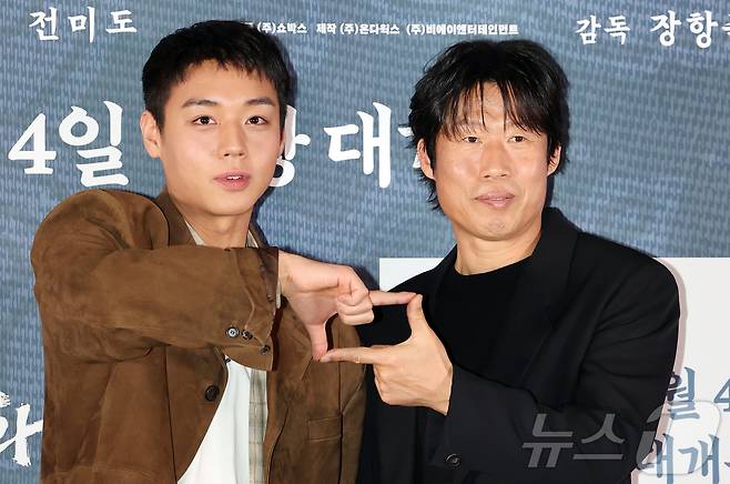 배우 박지훈과 유해진이 21일 오후 서울 강남구 코엑스 메가박스점에서 열린 영화 ‘왕과 사는 남자’ 기자간담회에서 포즈를 취하고 있다. '왕과 사는 남자'는 1457년 청령포, 마을의 부흥을 위해 유배지를 자처한 촌장과 왕위에서 쫓겨나 유배된 어린 선왕의 이야기로, 내달 4일 개봉한다. 2026.1.21/뉴스1 ⓒ News1 김진환 기자