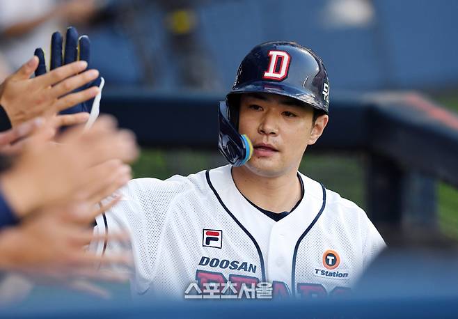 두산 김재환이 21일 서울 잠실구장에서 열린 2024 KBO리그 SSG와 경기 1회말 2사 2루 상황에서 SSG 선발 이건욱을 상대로 선제 2점 홈런을 치고 동료들과 하이파이브를 하고 있다. 잠실 | 박진업 기자 upandup@sportsseoul.com