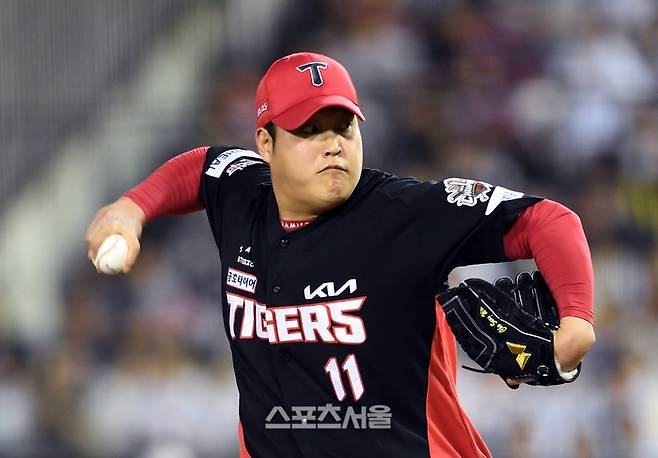 KIA 조상우가 4일 잠실구장에서 열린 2025 KBO리그 두산과 경기 8회말 등판해 힘차게 공을 던지고 있다. 잠실 | 박진업 기자 upandup@sportsseoul.com