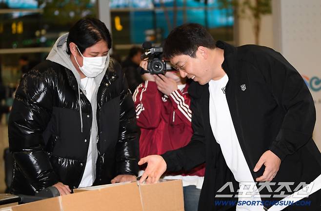 이적생 김현수를 응원하기 위해 마스크를 쓰고 공항을 찾은 의리남 황재균.