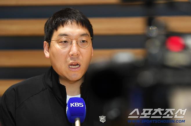 KT 위즈 선수단이 21일 인천국제공항을 통해 스프링캠프가 열리는 호주로 출국했다. 김현수가 인터뷰를 하고 있다. 인천공항=박재만 기자 pjm@sportschosun.com/2026.01.21/