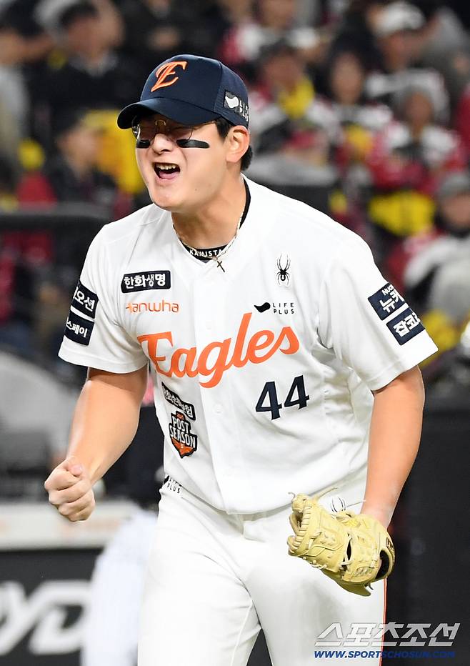30일 대전 한화생명볼파크에서 열린 한국시리즈 4차전 한화 이글스와 LG 트윈스의 경기. 8회초 2사 1,2루 LG 오스틴을 뜬공 처리한 한화 마무리 김서현이 포효하고 있다. 대전=박재만 기자 pjm@sportschosun.com/2025.10.30/