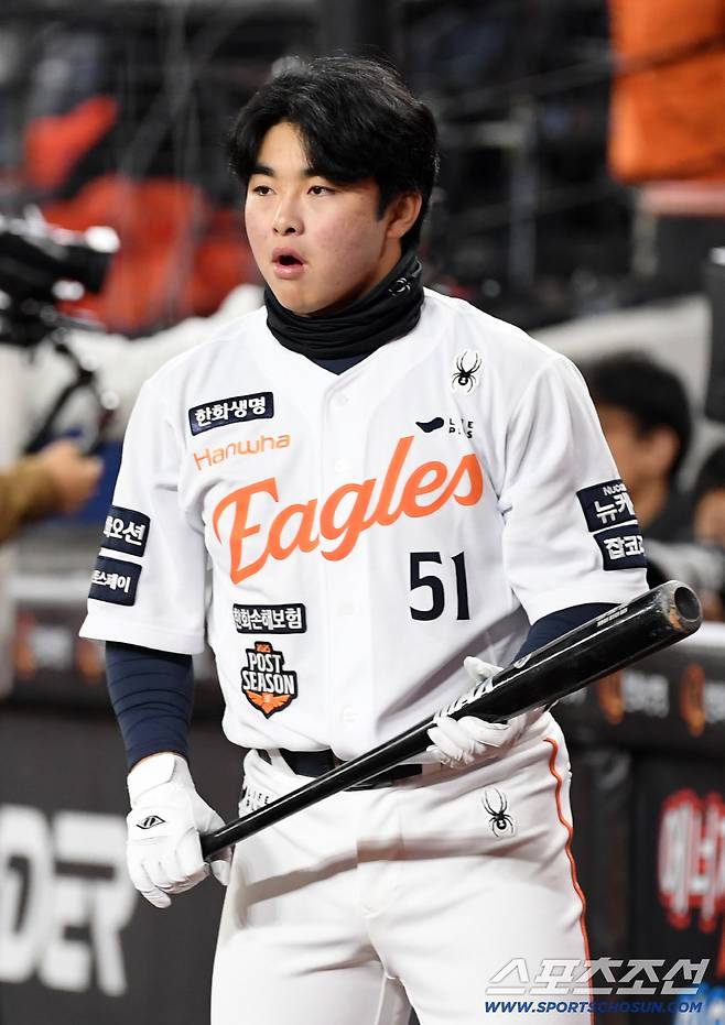 29일 대전 한화생명볼파크에서 열린 한국시리즈 3차전 한화 이글스와 LG 트윈스의 경기. 한화 문현빈이 생각에 잠겨 있다. 대전=박재만 기자 pjm@sportschosun.com/2025.10.29/