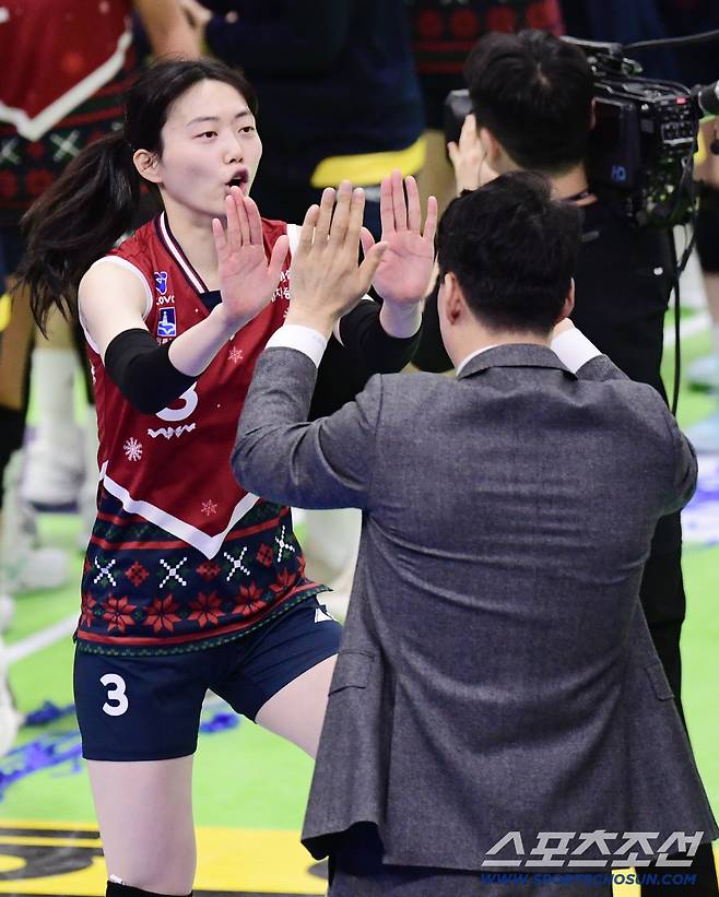 18일 수원체육관에서 열린 V리그 여자부 현대건설과 한국도로공사의 경기. 현대건설이 도로공사에 승리했다. 경기 종료 후 강성형 감독과 하이파이브를 나누고 있는 김다인. 수원=송정헌 기자songs@sportschosun.com/2025.12.18/