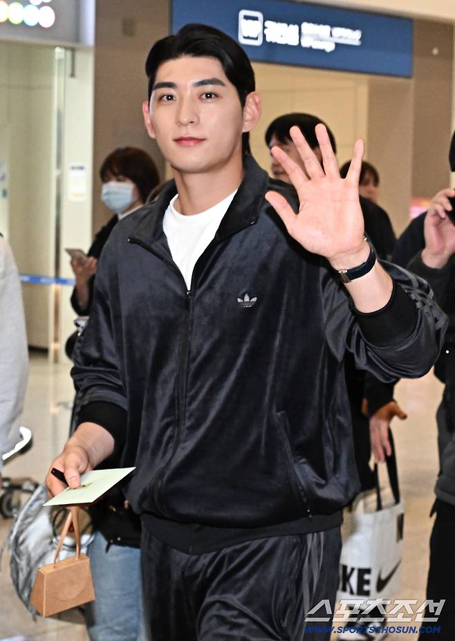 21일 오후 이정후가 인천공항 제2터미널을 통해 출국했다. 출국에 앞서 인사를 하고 있는 이정후. 인천공항=송정헌 기자songs@sportschosun.com/2026.01.21/