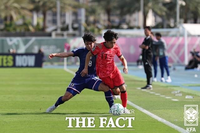 한국 23세이하 대표팀의 김용학(오른쪽)이 20일 사우디 아라비아 제다에서 열린 일본과 2026 AFC U23 아시안컵 4강전에서 볼을 다투고 있다./제다=KFA
