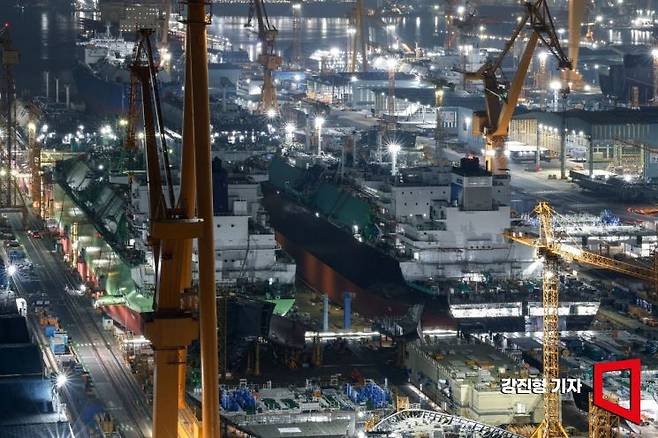 경남 거제 한화오션 옥포조선소 야드 도크에 가득찬 액화천연가스(LNG) 운반선이 불을 밝힌 채 건조 작업을 이어가고 있다. 강진형 기자