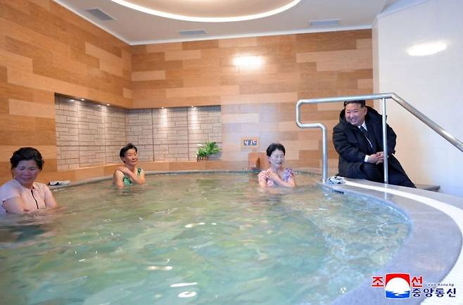 김정은 북한 국무위원장이 지난 20일 과거 운영 실태를 신랄하게 질타했던 함경북도 경성군 온포근로자휴양소 준공식에 참석해 리모델링 성과를 칭찬했다. 조선중앙통신연합뉴스