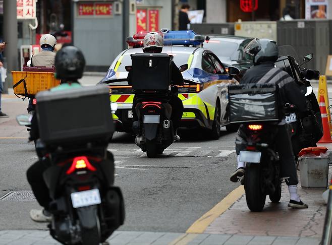 서울 시내에서 라이더들이 음식을 배달을 하고 있다. /뉴스1