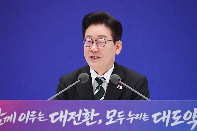 이재명 대통령이 21일 청와대 영빈관에서 열린 신년 기자회견에서 취재진 질문에 답변하고 있다. /뉴스1