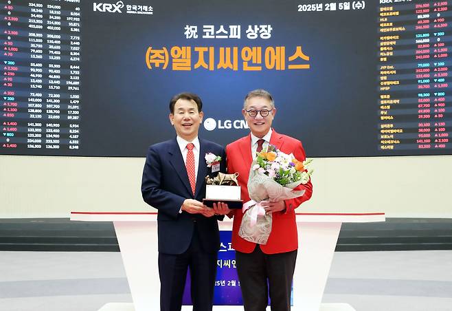 지난해 2월 5일 LG CNS 신규상장 기념식에서 정은보 한국거래소 이사장(왼쪽)과 현신균 LG CNS 대표이사가 기념 촬영을 하고 있다./한국거래소 제공