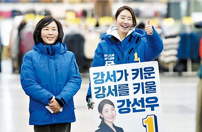 문제의 공천자 김경, 강선우 총선 출마 때 함께 선거운동 . 2024년 4·10 총선을 앞둔 2월 28일 서울 강서구 까치산역에서 서울 강서갑에 출마한 강선우(오른쪽) 더불어민주당 의원이 김경 서울시의원과 함께 선거운동을 하는 모습. 최근 2022년 4월 민주당 김병기 전 원내대표와 강선우 의원의 대화 녹음이 공개되며 김 시의원이 강 의원에게 1억원을 제공했다는 의혹이 제기됐다./강선우 의원 블로그