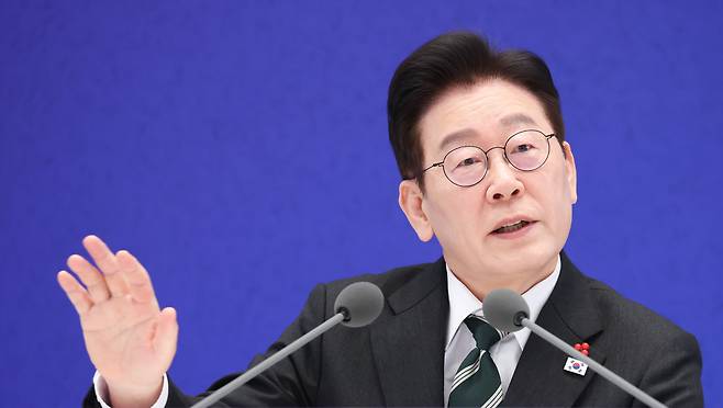 이재명 대통령이 21일 청와대 영빈관에서 열린 신년 기자회견에서 취재진 질문에 답변하고 있다./뉴스1