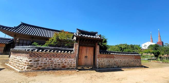 중부지방 전통 양반 가문의 가옥으로 파(巴)자형의 구조인 윤보선 생가. 아산시 제공