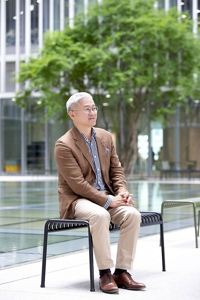 서울 용산 아모레퍼시픽 본사 정원에 앉은 서경배 회장. 아모레퍼시픽 제공