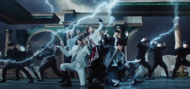 19일 정규 8집 ‘리버스(REVERXE)’로 컴백한 보이그룹 엑소의 타이틀곡 ‘크라운(Crown)’ 뮤직비디오의 한 장면. 강렬한 ‘SMP(SM Music Performance)’ 스타일의 노래로, 왕관을 머리에 쓰는 듯한 안무가 포인트다. 엑소 유튜브 캡처