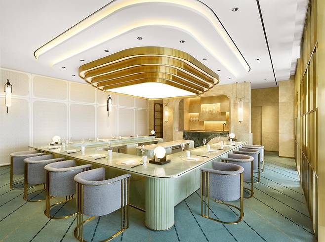 고급 레스토랑, 호텔 바 등을 찾는 소비 패턴이 확대되고 있다. 자신이 먹고 마시는 경험을 콘텐츠화해 소셜미디어에 올리는 게 일상화됐기 때문이다. 서울 강남구 조선 팰리스 내 이타닉 가든 메인 테이블. 조선호텔 제공.