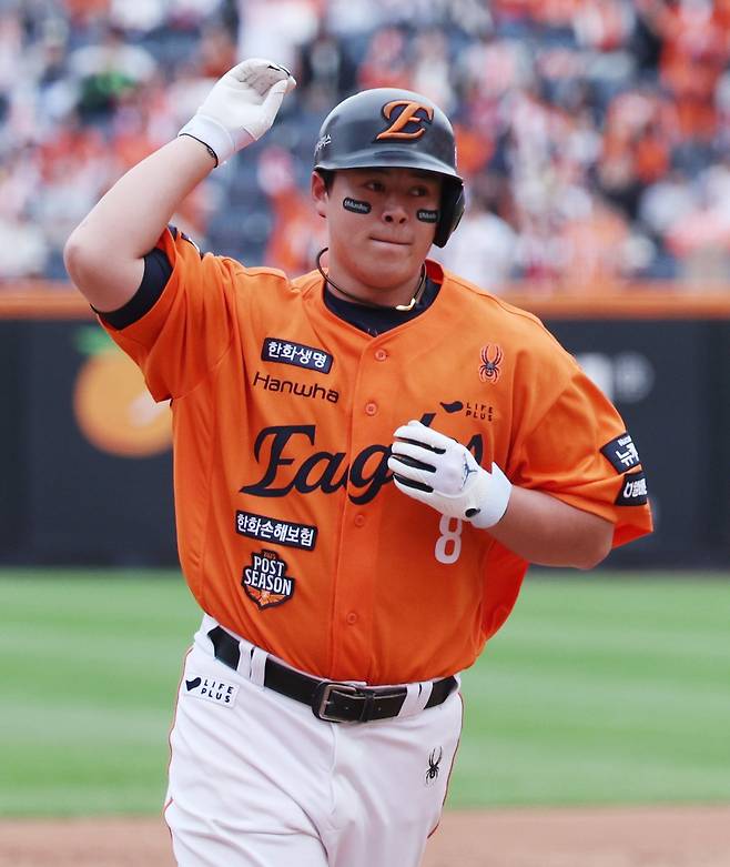19일 대전 중구 한화생명볼파크에서 열린 2025 KBO 포스트시즌 플레이오프 2차전 삼성 라이온즈와 한화 이글스의 경기, 9회말 한화 노시환이 솔로 홈런을 친 뒤 그라운드를 돌고 있다. 2025.10.19 [대전=뉴시스]