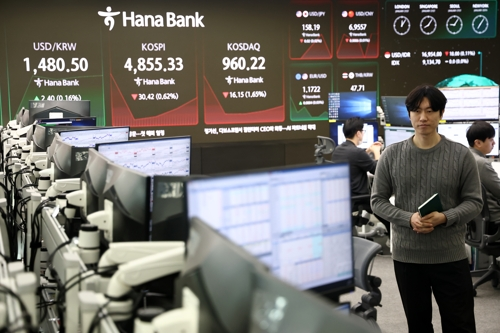 코스피가 하락 출발한 21일 하나은행 본점 딜링룸에서 딜러들이 업무를 보고 있다.  [연합뉴스]