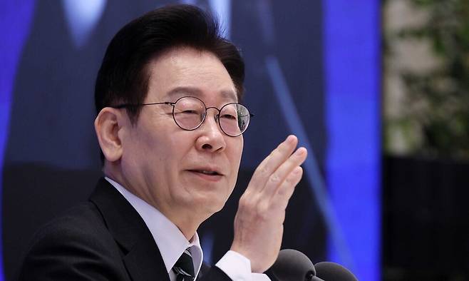 이재명 대통령이 21일 오전 청와대 영빈관에서 열린 2026 신년 기자회견 ‘함께 이루는 대전환, 모두 누리는 대도약’에서 기자들의 질문에 답하고 있다. 청와대사진기자단