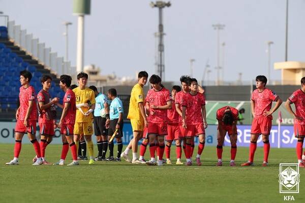 한국 23살 축구대표팀 선수들이 20일(한국시각) 열린 아시아축구연맹(AFC) U-23) 아시안컵 4강전 일본과의 경기에서 패배한 뒤 아쉬워하고 있다. 대한축구협회 제공