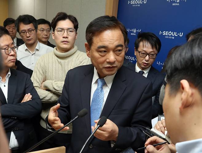 강맹훈 도시재생실장이 2019년 1월23일 오전 서울시청 브리핑 룸에서 \'세운상가 일대 도심전통산업과 오래된 가게 보존 추진\' 계획을 밝히고 있다. 연합뉴스