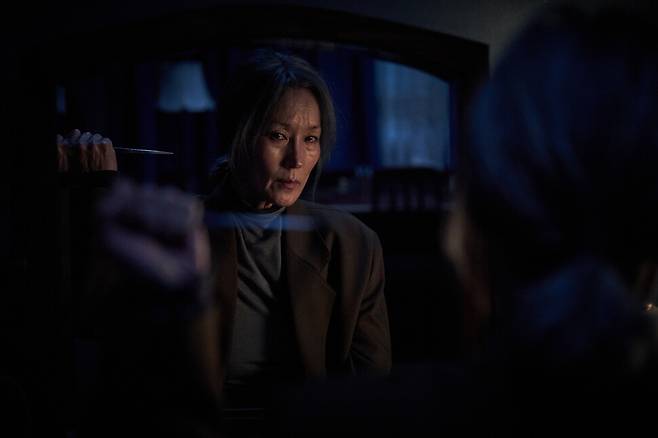 영화 ‘파과’에서 60대 여성 킬러로 정확도 높은 격투기 액션을 선보인 배우 이혜영. 수필름 제공