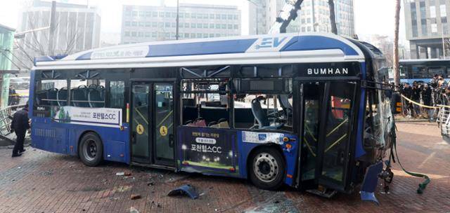 16일 서울 서대문구 서대문역사거리에서 버스가 인도로 돌진한 사고가 발생해 경찰과 소방당국이 현장 수습을 하고 있다. 뉴시스